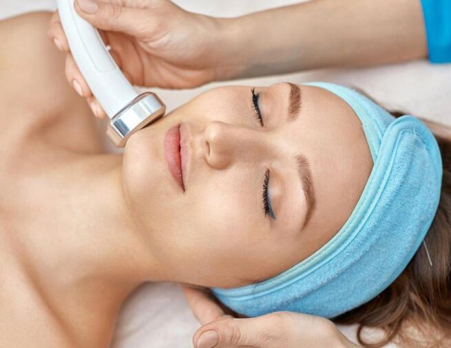 Fille a corrigé la forme ovale de son visage