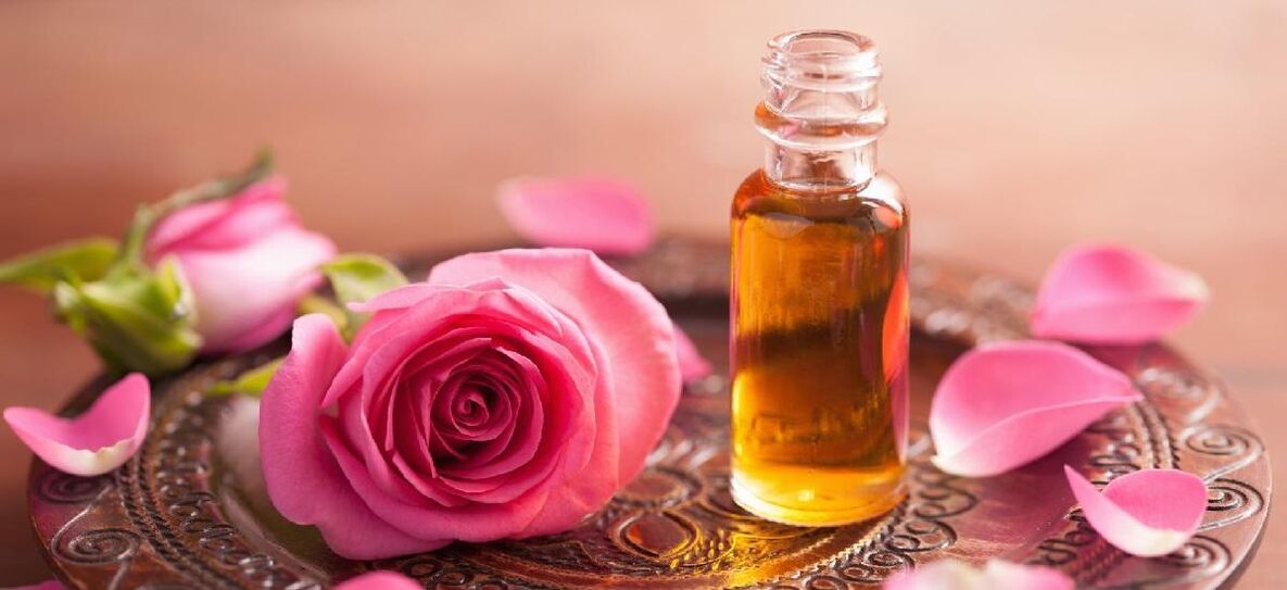 L'huile de rose lisse les rides