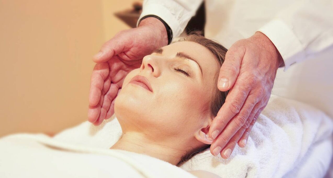 Massage de contour du visage comme moyen de rajeunir