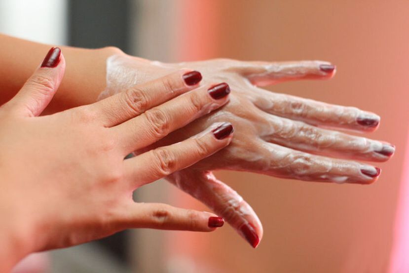 Appliquer la crème sur les mains pour restaurer la vitalité de la peau