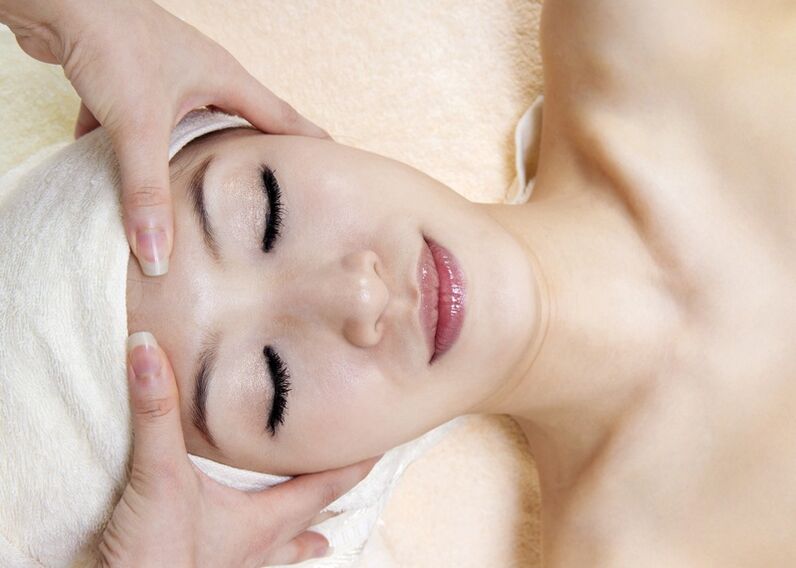 Massage pour resserrer et rajeunir la peau