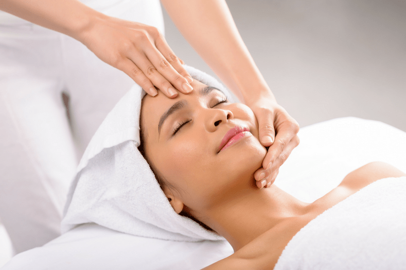 Le massage est l'un des moyens de rajeunir la peau du visage et du corps